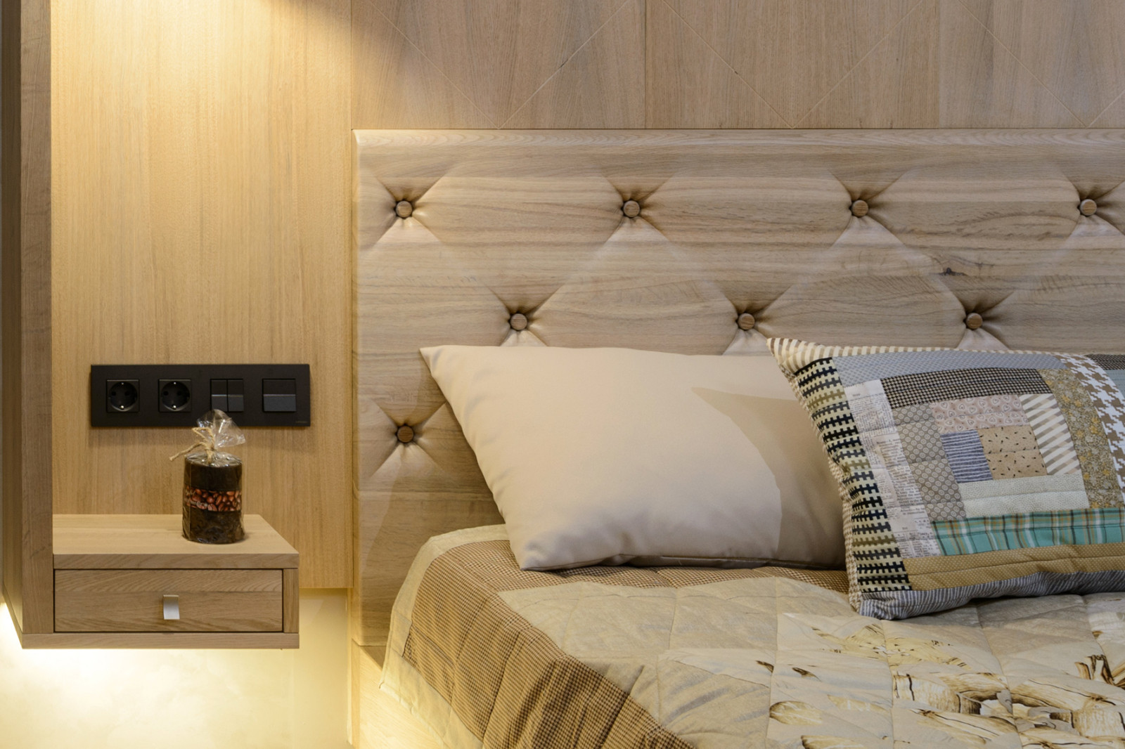 Кровать и панно из массива дуба