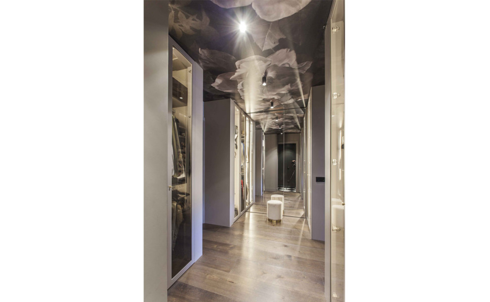 マドリードにあるエクレクティックスタイルのおしゃれなフィッティングルーム (濃色無垢フローリング、茶色い床、クロスの天井) の写真