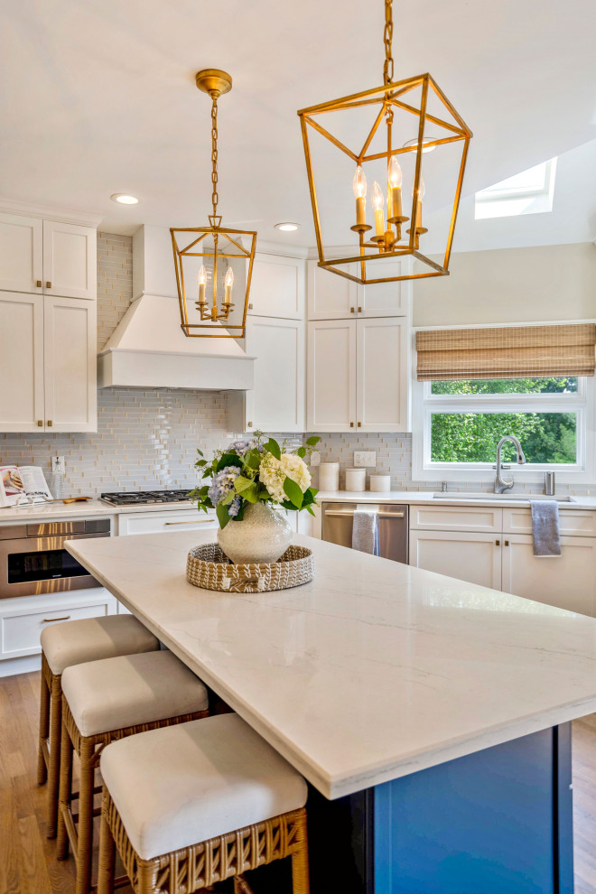 Kitchen - transitional kitchen idea in Columbus