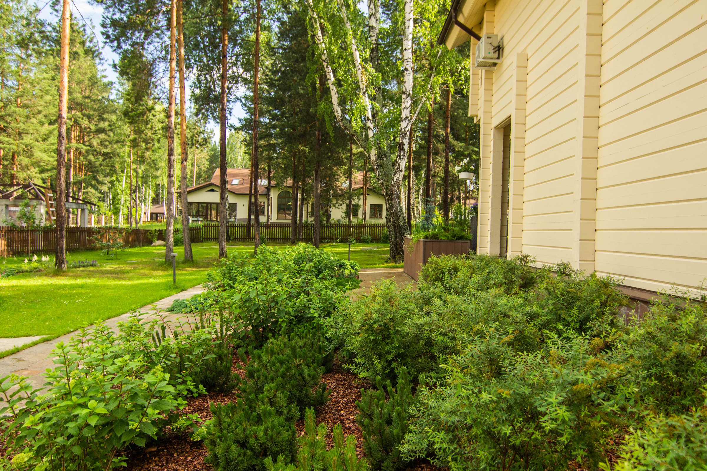 Тенистая терраса в саду