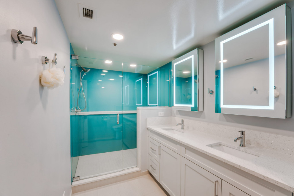 Idéer för att renovera ett litet funkis vit vitt en-suite badrum, med luckor med infälld panel, vita skåp, en dubbeldusch, en bidé, vit kakel, vita väggar, klinkergolv i porslin, ett undermonterad handfat, bänkskiva i kvarts, vitt golv och dusch med gångjärnsdörr