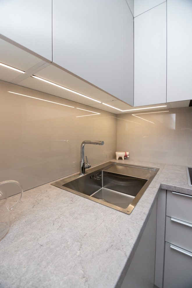 Современная угловая кухня в нежно-сером цвете