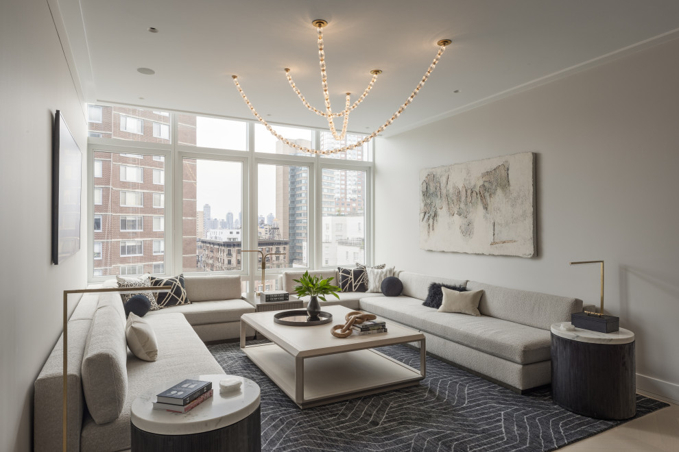 Immagine di un soggiorno design di medie dimensioni e chiuso con pareti bianche, pavimento in legno massello medio e pavimento marrone