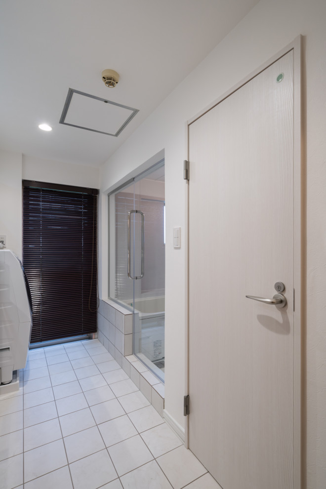 This is an example of a mediterranean bathroom in Tokyo.