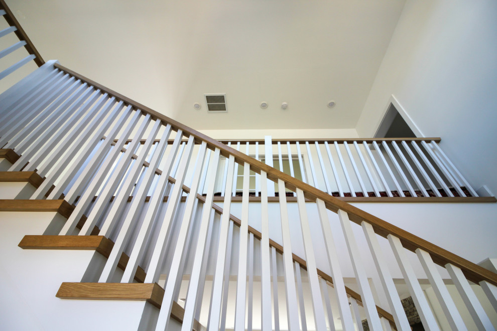 Идея дизайна: п-образная деревянная лестница среднего размера в стиле кантри с деревянными ступенями, деревянными перилами и стенами из вагонки