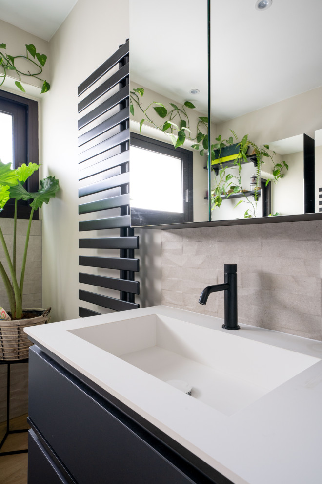 Стильный дизайн: главная ванная комната среднего размера с черными фасадами, тумбой под две раковины и подвесной тумбой - последний тренд