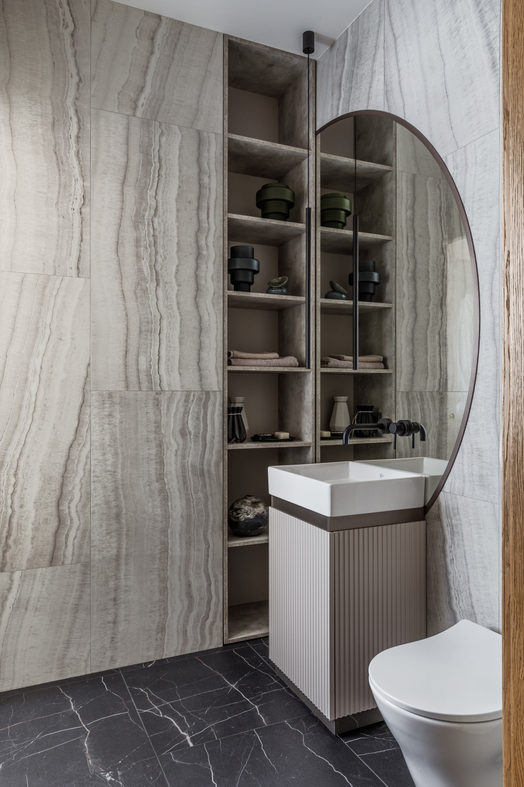 Дом с синими человечками