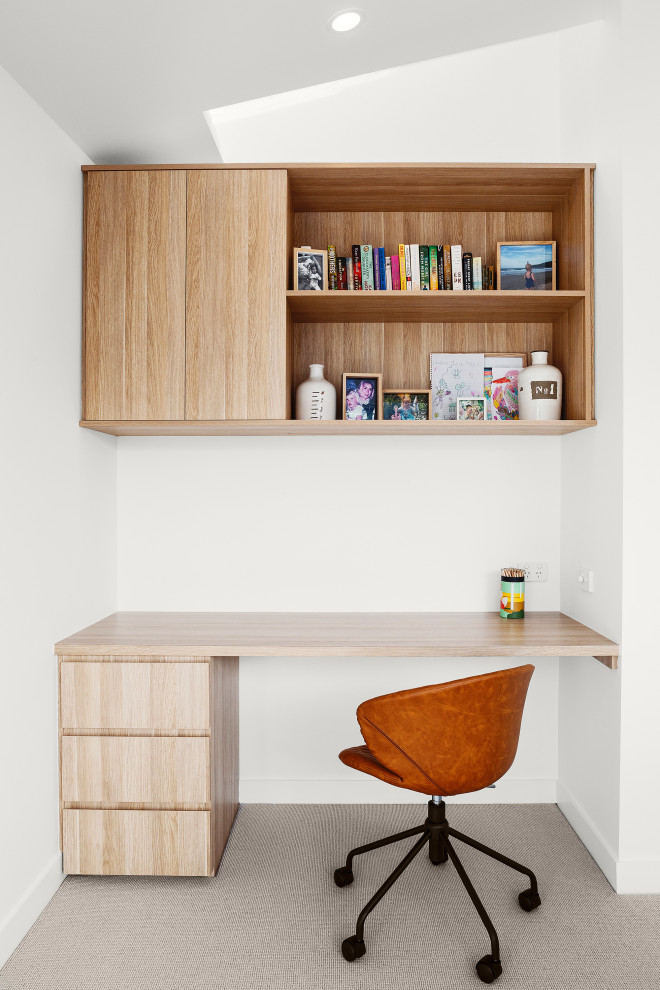 На фото: кабинет среднего размера в современном стиле с белыми стенами, ковровым покрытием и встроенным рабочим столом с