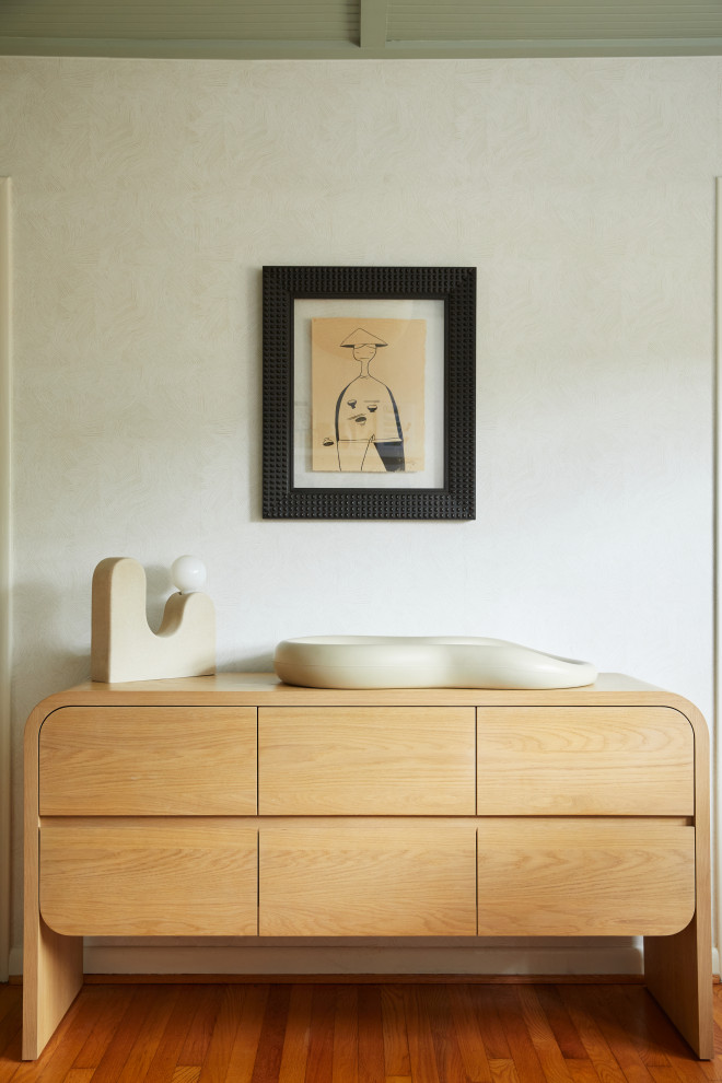 Inspiration pour une petite chambre de bébé neutre sud-ouest américain avec un mur beige, un sol en bois brun, un sol marron, un plafond en bois et du papier peint.
