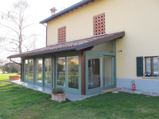 This is an example of a country sunroom in Milan.
