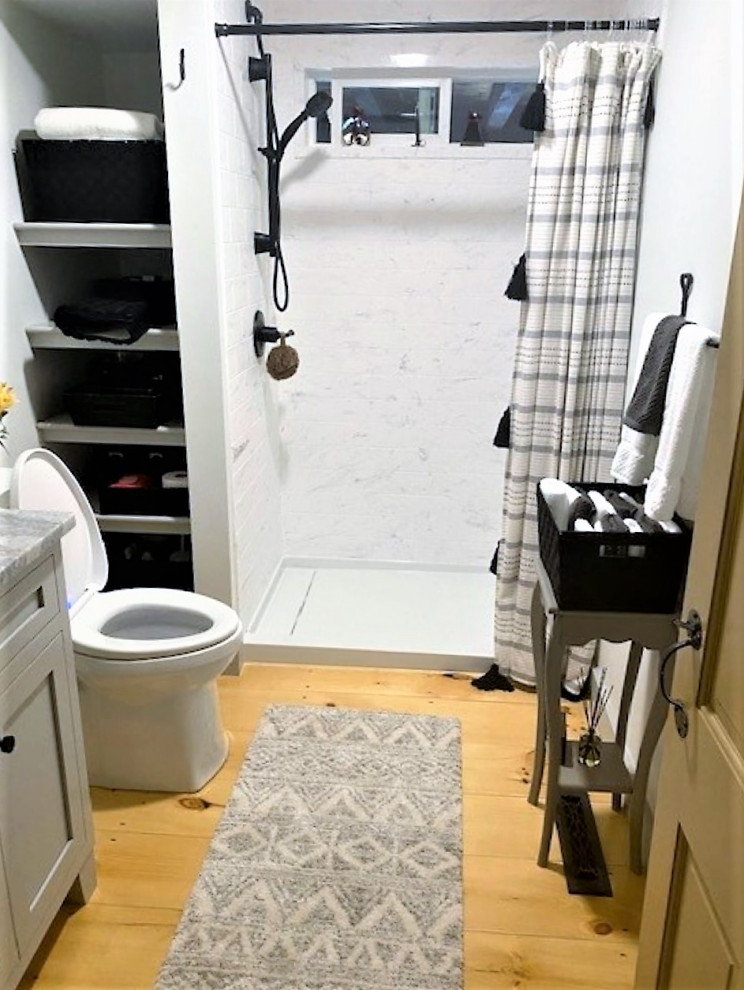 На фото: маленькая ванная комната в стиле неоклассика (современная классика) с фасадами в стиле шейкер, серыми фасадами, душем в нише, раздельным унитазом, белыми стенами, светлым паркетным полом, душевой кабиной, врезной раковиной, столешницей из гранита, коричневым полом, шторкой для ванной, серой столешницей, нишей, тумбой под одну раковину и встроенной тумбой для на участке и в саду с