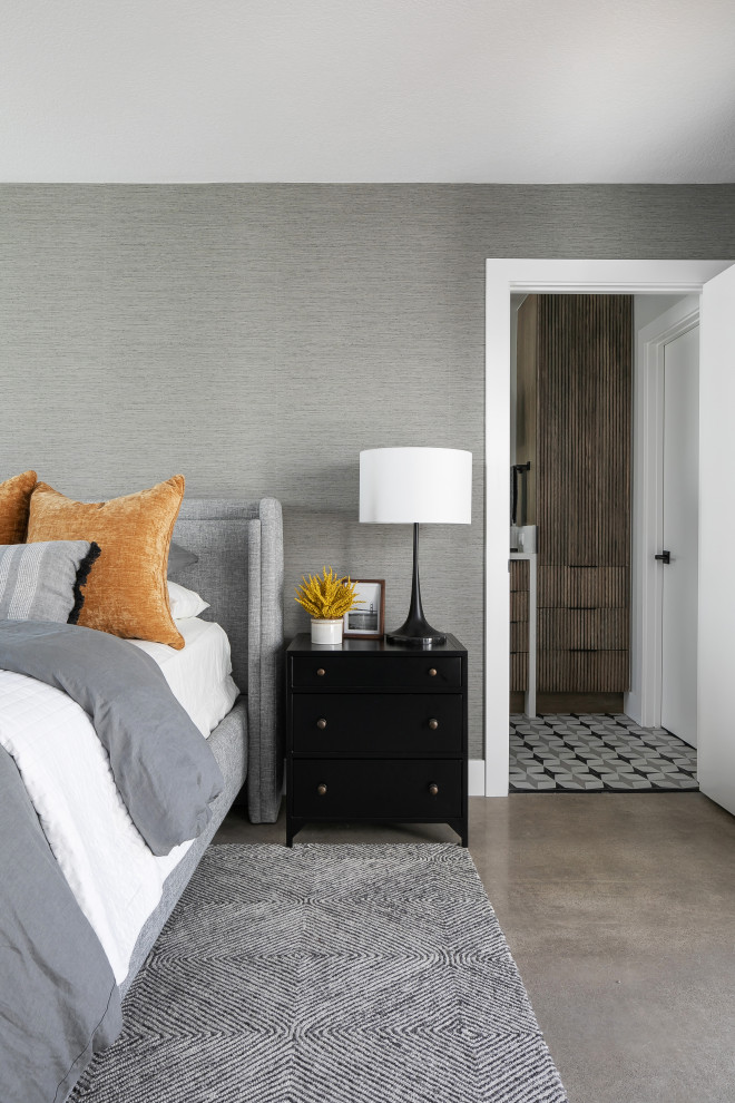 Стильный дизайн: хозяйская спальня среднего размера в стиле ретро с серыми стенами, бетонным полом, серым полом и обоями на стенах - последний тренд