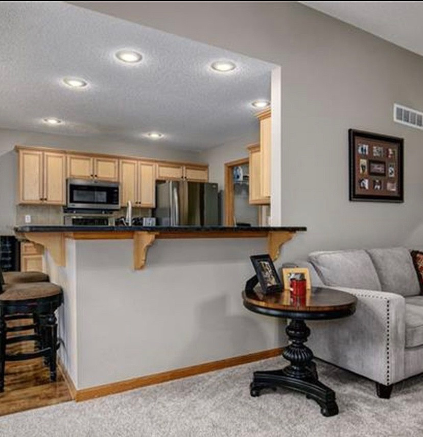 Advise with “breakfast bar” between kitchen and living room
