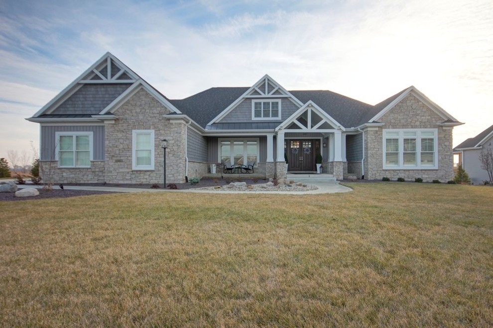 Home design - transitional home design idea in Chicago