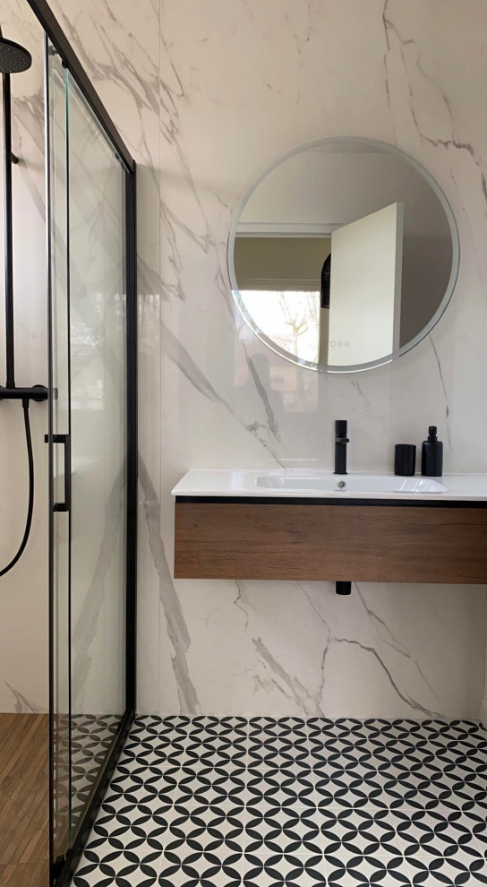 Mittelgroßes Badezimmer mit bodengleicher Dusche, dunklem Holzboden und Einzelwaschbecken in Paris