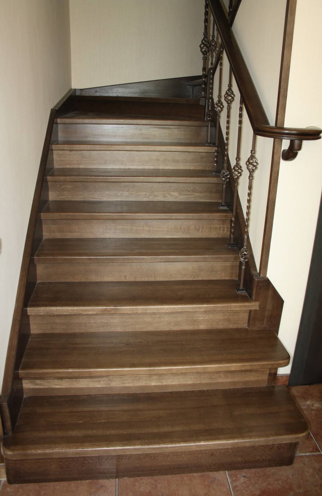 Дубовая лестница на бетонном основании
