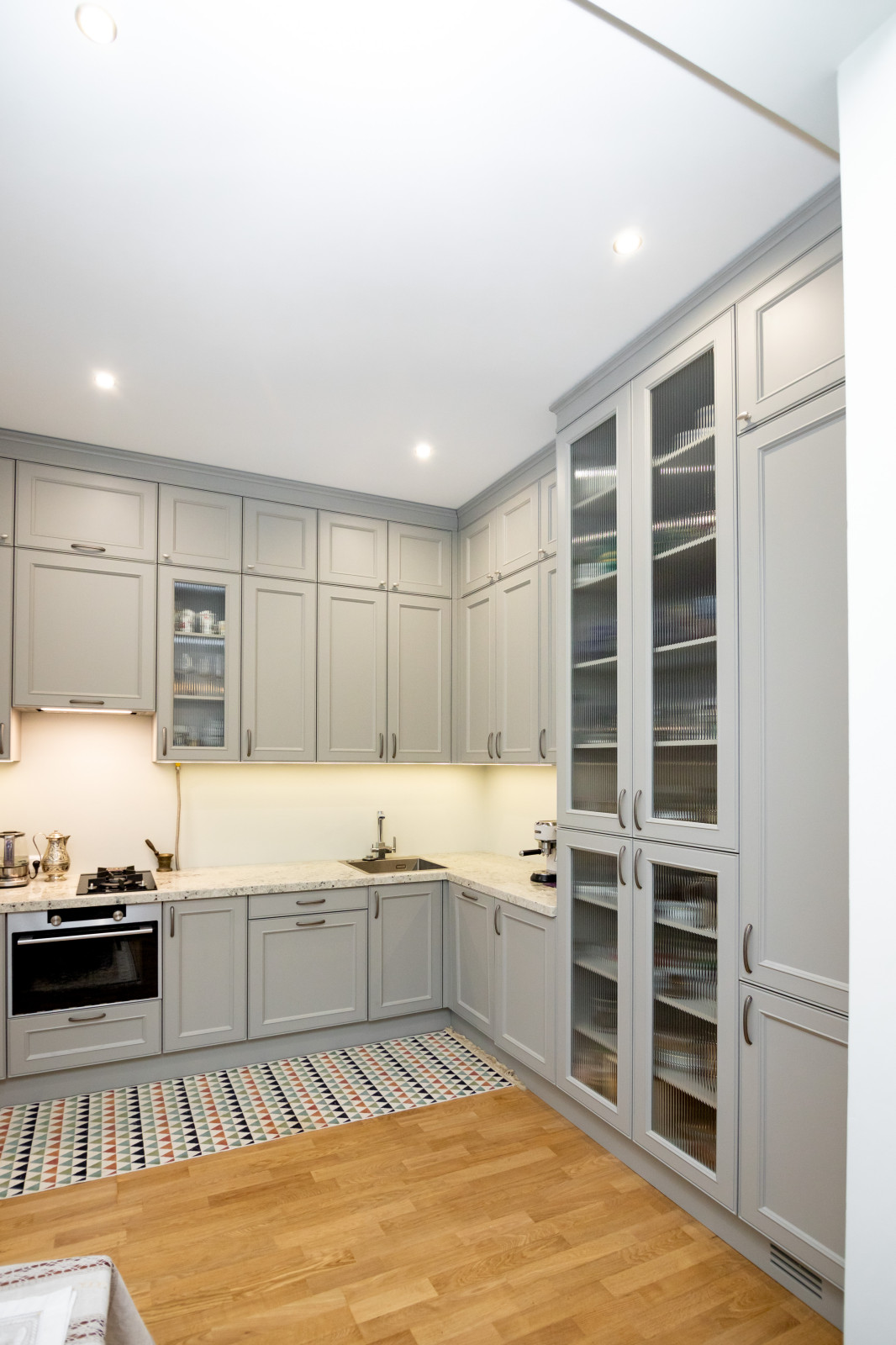 Светло-серая кухня в классическом стиле