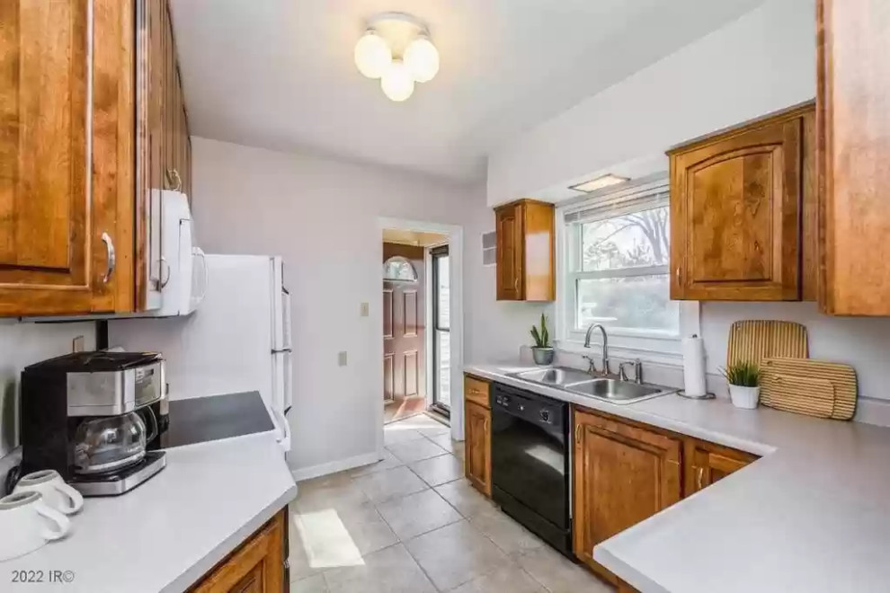 Kitchen - transitional kitchen idea