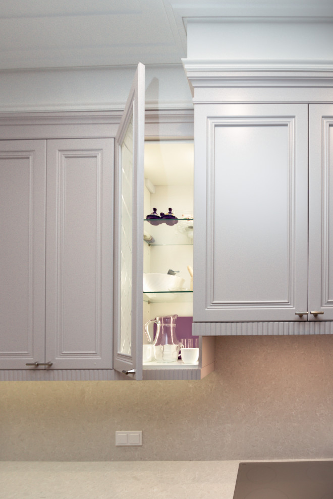 Нежно-серая кухня в неоклассическом стиле