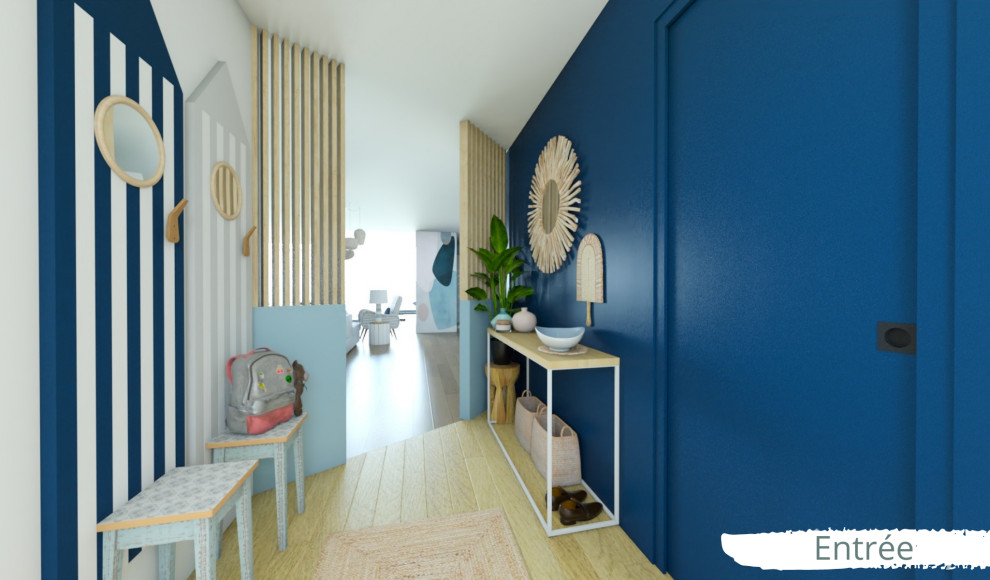 На фото: большое фойе в морском стиле с синими стенами, полом из бамбука, одностворчатой входной дверью, белой входной дверью и бежевым полом с
