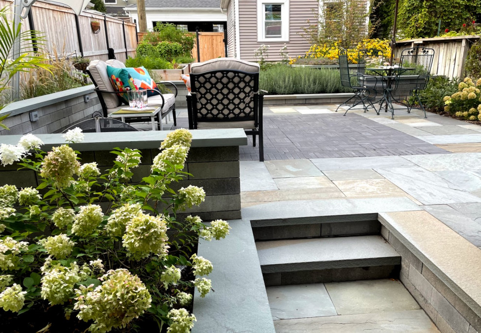 Inspiration for a small transitional full sun backyard stone landscaping in Chicago for summer.