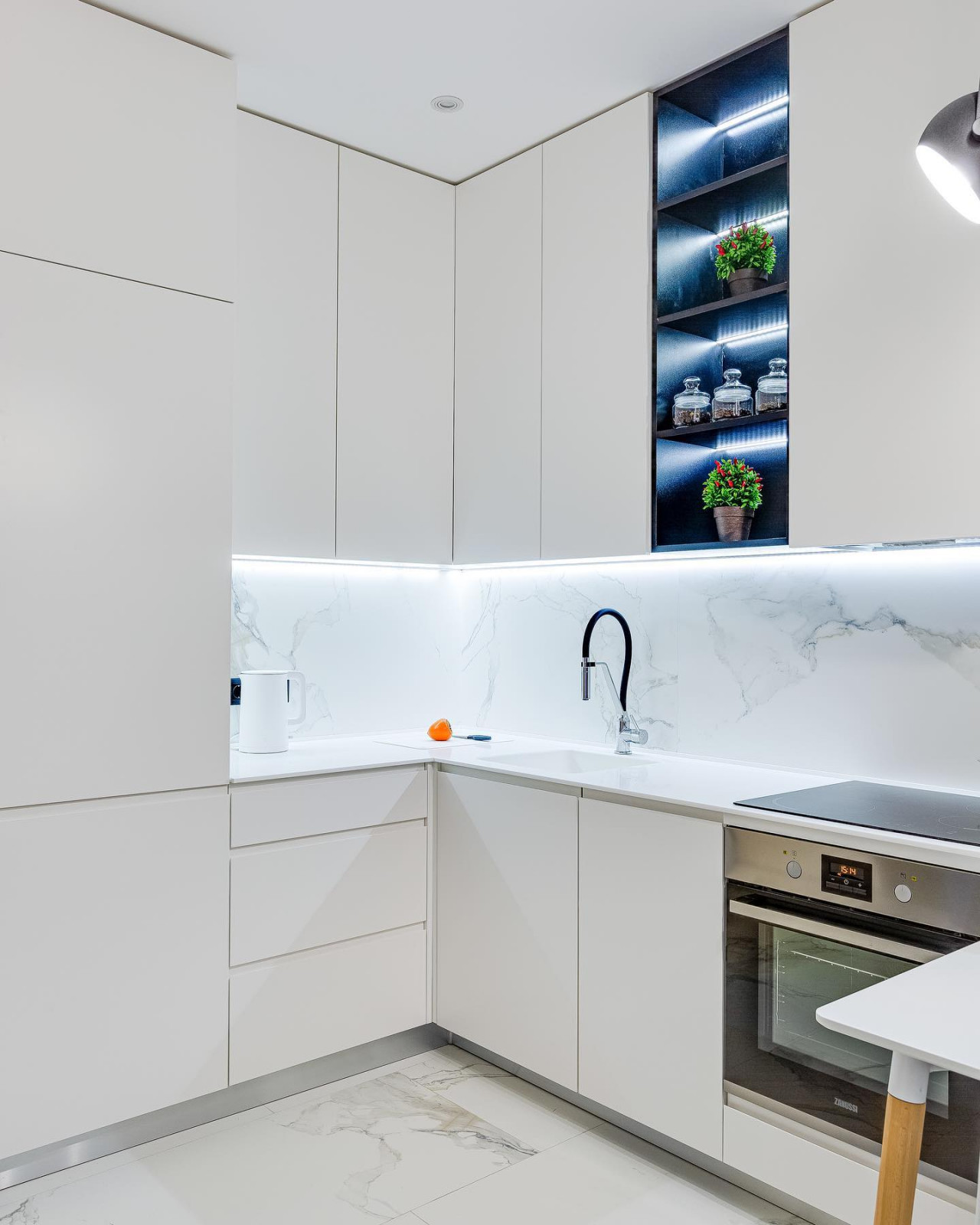 Белая кухня в студии