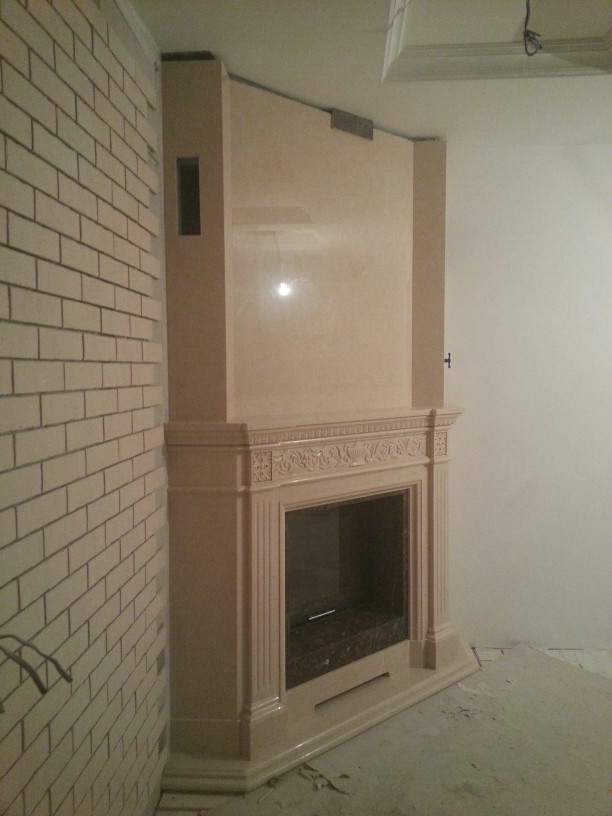 Угловой камин в классическом стиле