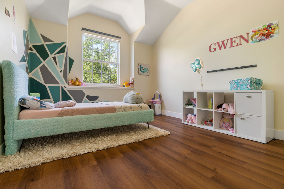 Esempio di una cameretta per bambini da 4 a 10 anni stile americano di medie dimensioni con pareti blu, pavimento in vinile, pavimento marrone e soffitto a volta