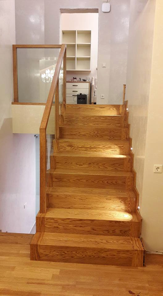 Пример оригинального дизайна: большая деревянная лестница с деревянными ступенями и деревянными перилами