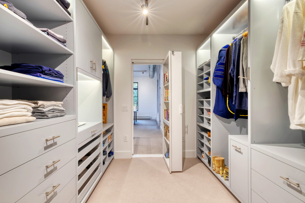 На фото: гардеробная комната среднего размера, унисекс в стиле модернизм с плоскими фасадами, серыми фасадами, ковровым покрытием и бежевым полом