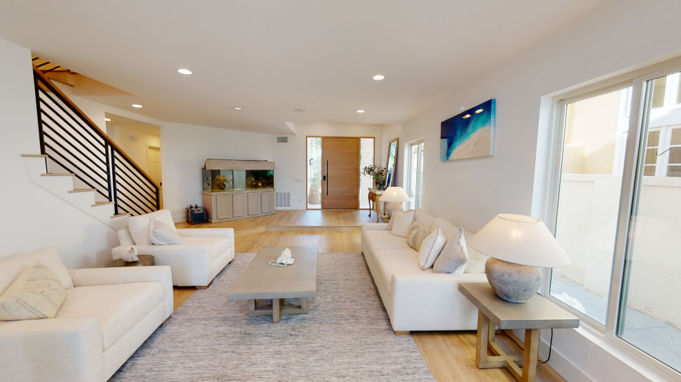 Immagine di un soggiorno tradizionale di medie dimensioni con pavimento in laminato e pavimento marrone