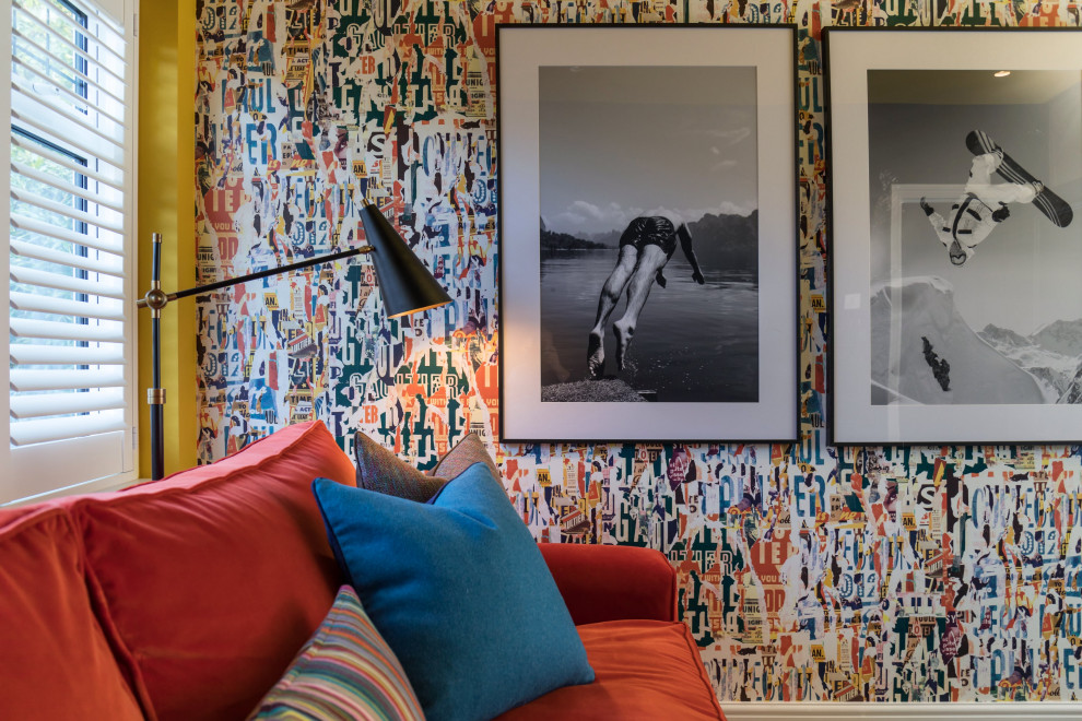 Foto på ett mellanstort funkis separat vardagsrum, med ett musikrum, flerfärgade väggar, mellanmörkt trägolv, en väggmonterad TV och brunt golv
