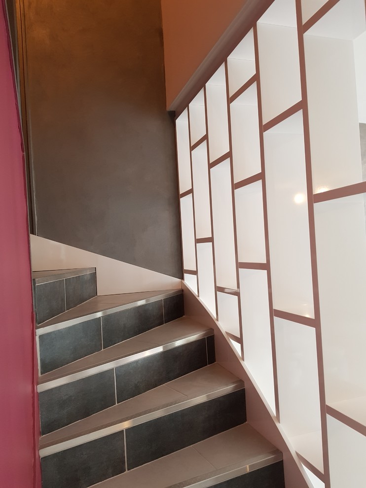 This is an example of a mid-sized contemporary u-shaped staircase in Reims with wood railing.