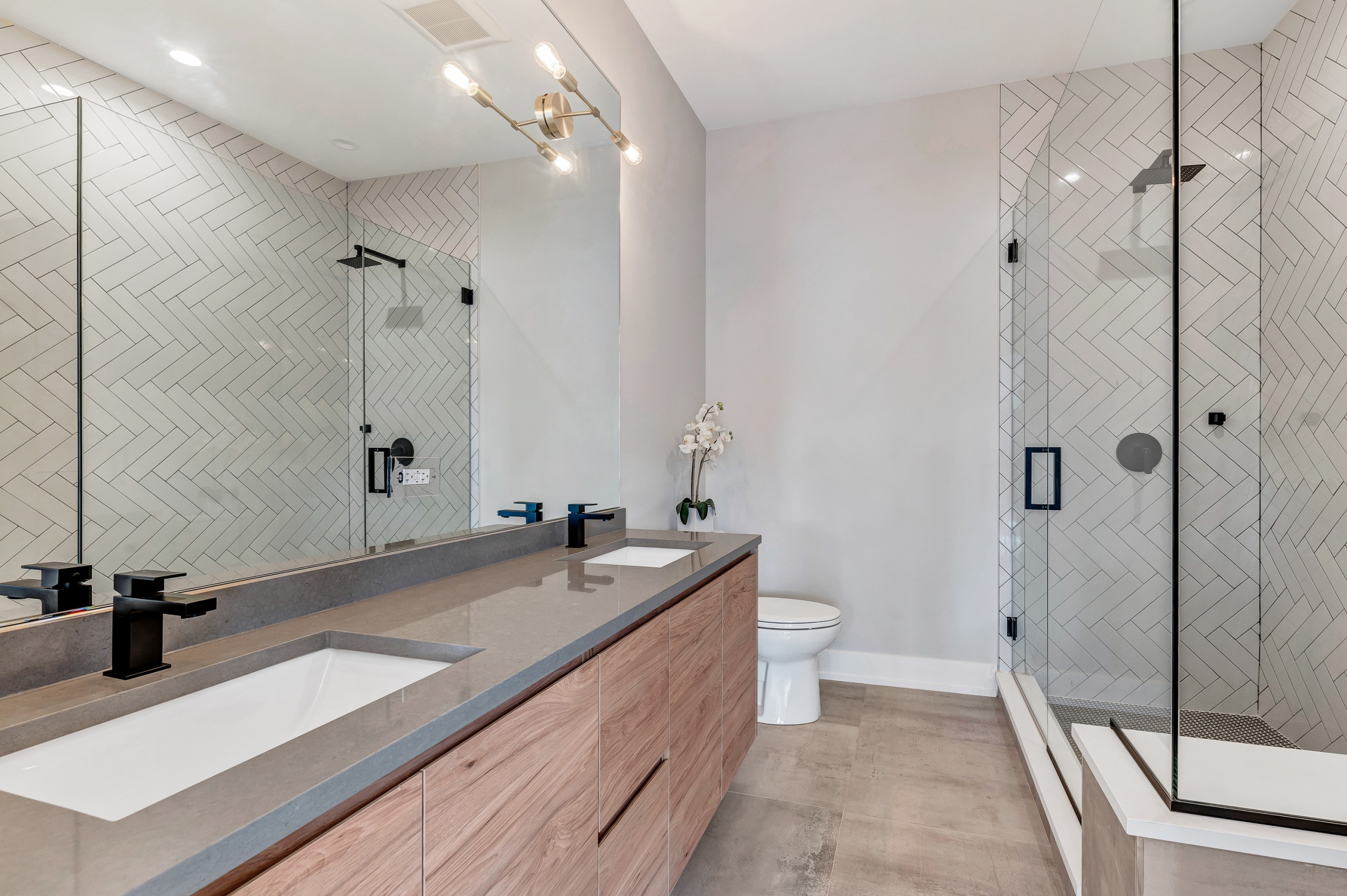 2341 w adams - unit 1e_020.jpg