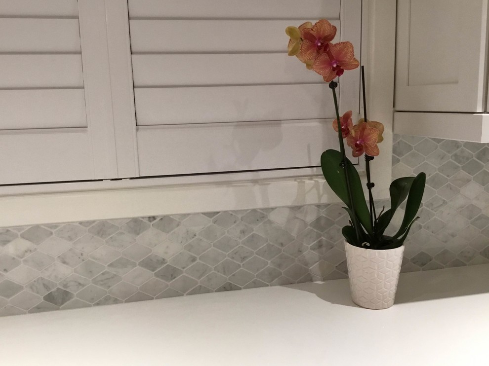 Example of a transitional kitchen design in Toronto