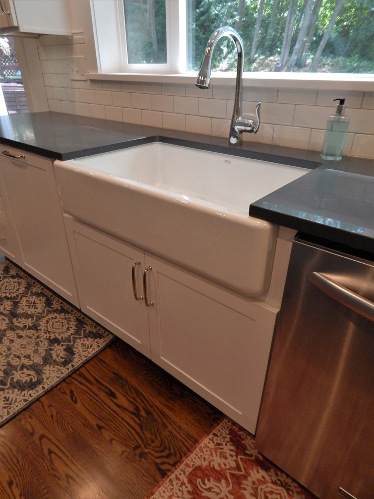 Example of a transitional home design design in Seattle