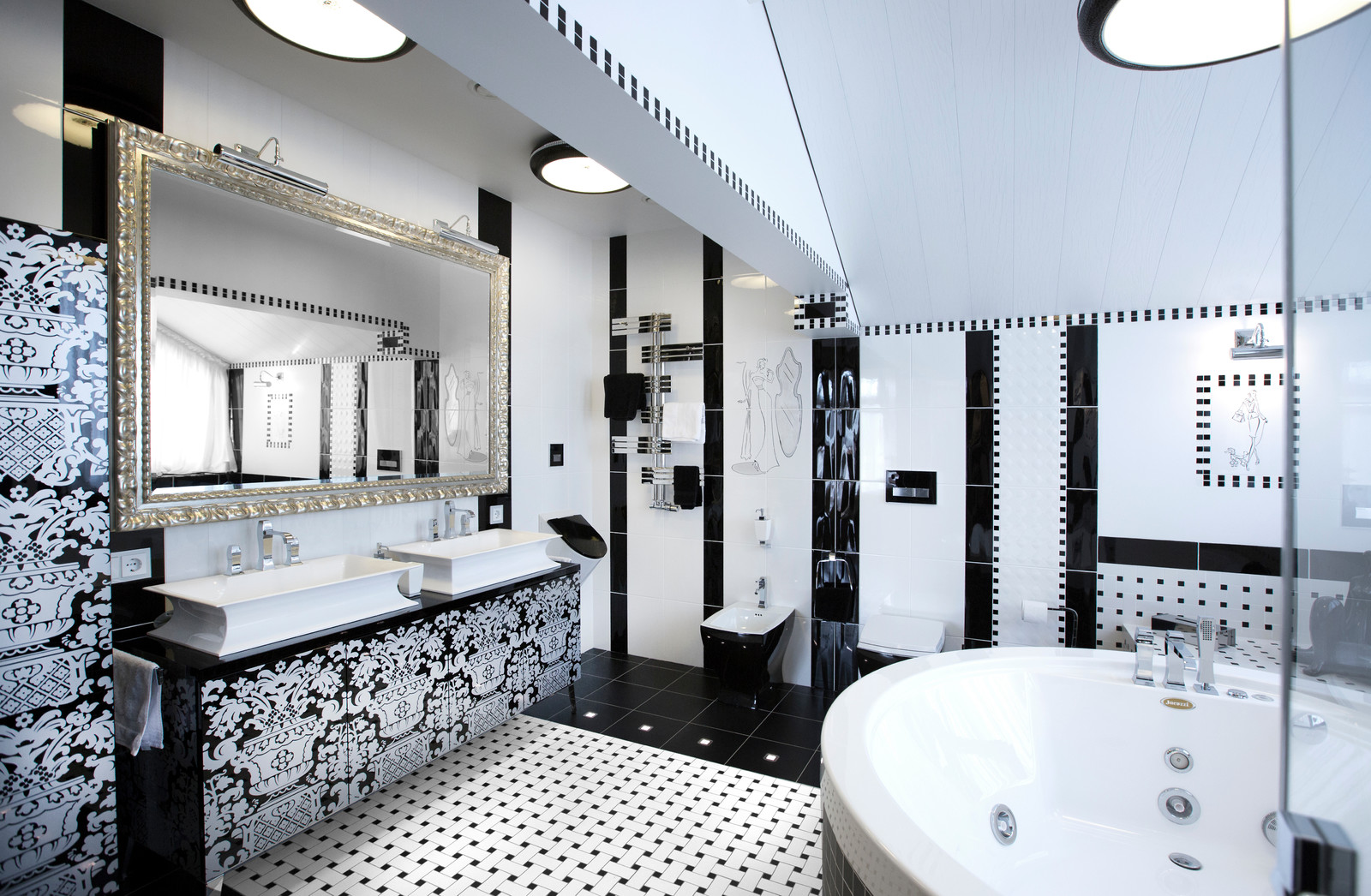 Черно-белая ванная.