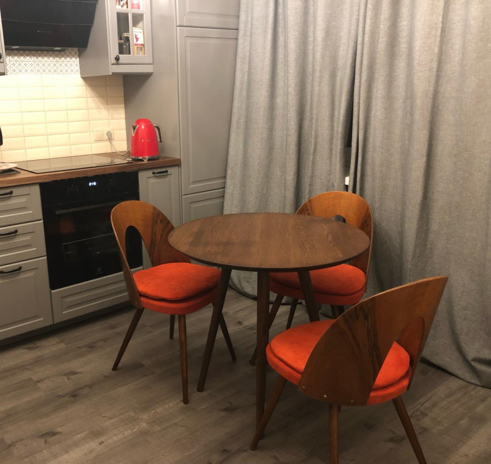 Круглый обеденный стол