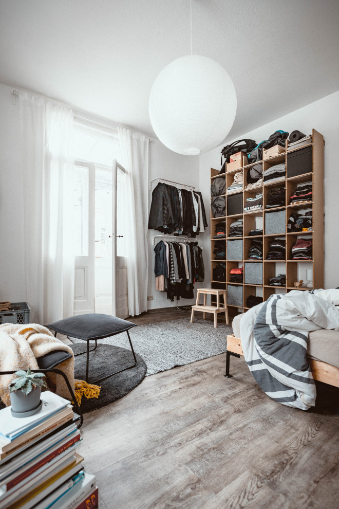 Mittelgroßes Nordisches Hauptschlafzimmer mit weißer Wandfarbe und hellem Holzboden in Dresden