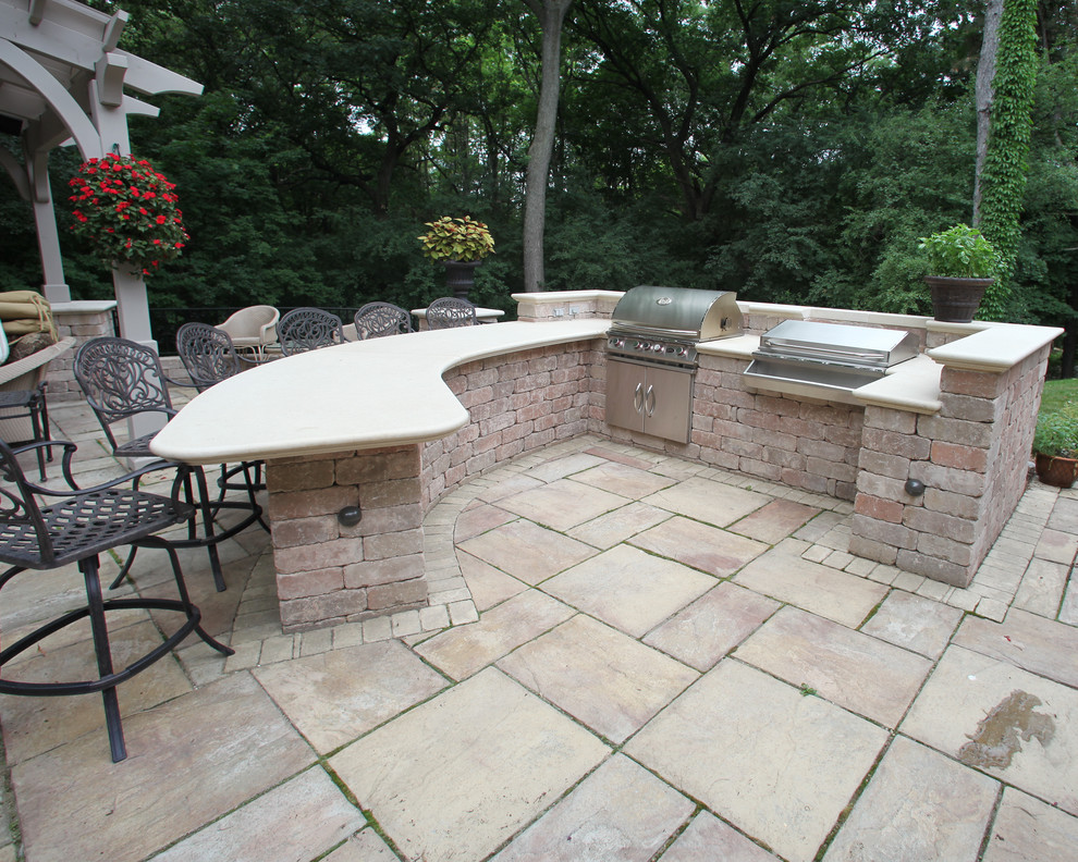 This is an example of a traditional patio in Milwaukee.
