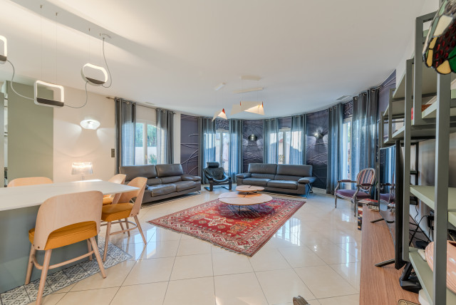 Une maison m&eacute;tamorphos&eacute;e contemporary-vardagsrum