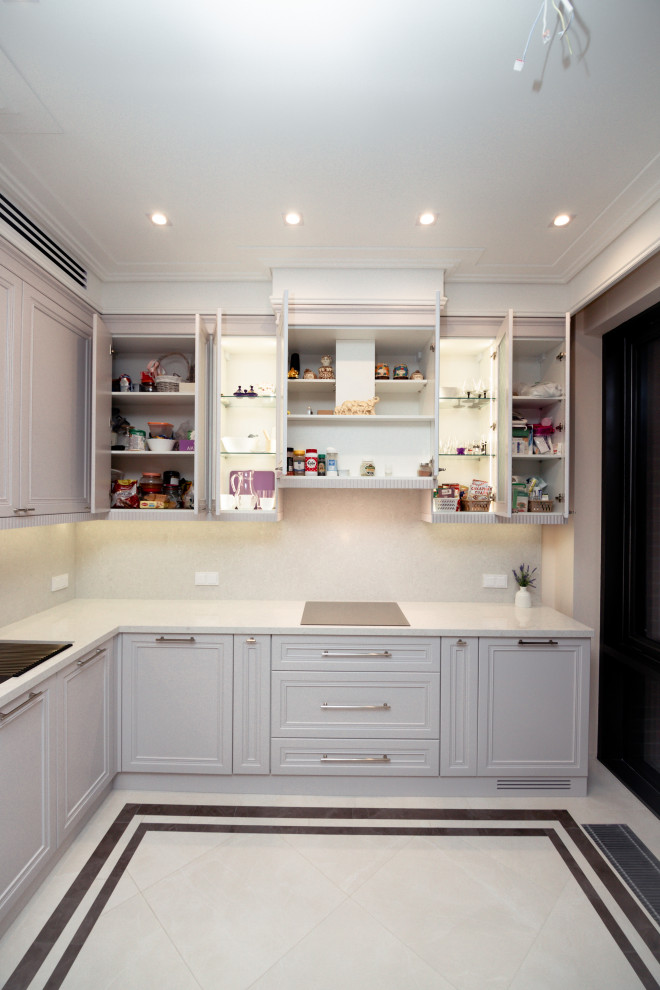 Нежно-серая кухня в неоклассическом стиле