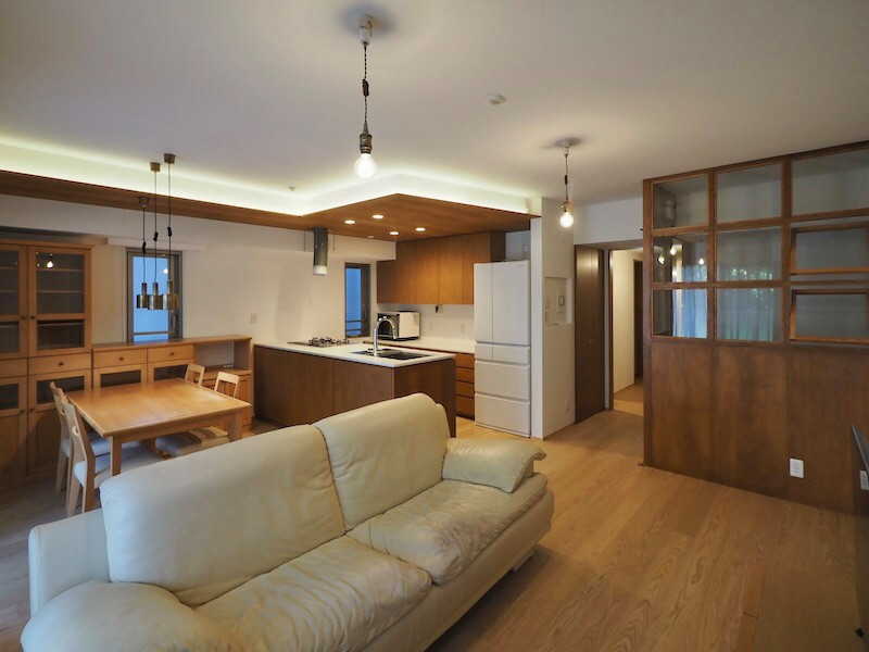 Пример оригинального дизайна: маленькая открытая гостиная комната в стиле модернизм с белыми стенами, полом из фанеры, отдельно стоящим телевизором, коричневым полом, потолком с обоями и обоями на стенах для на участке и в саду