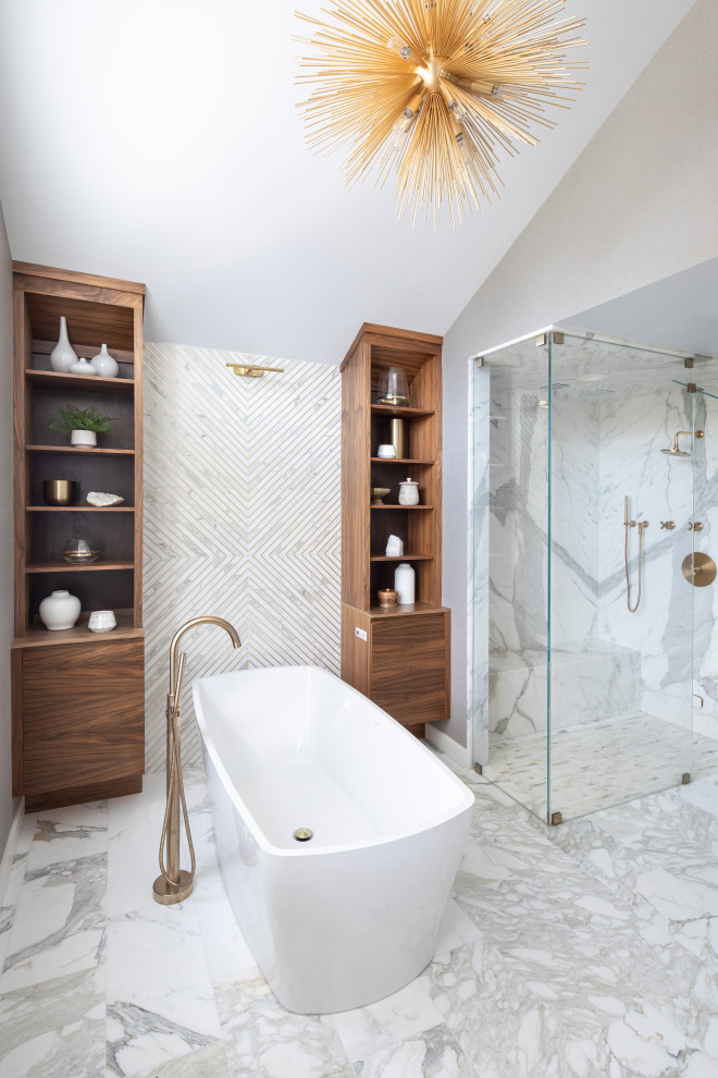 Exempel på ett stort klassiskt en-suite badrum, med möbel-liknande, ett fristående badkar, marmorgolv, grått golv och dusch med gångjärnsdörr