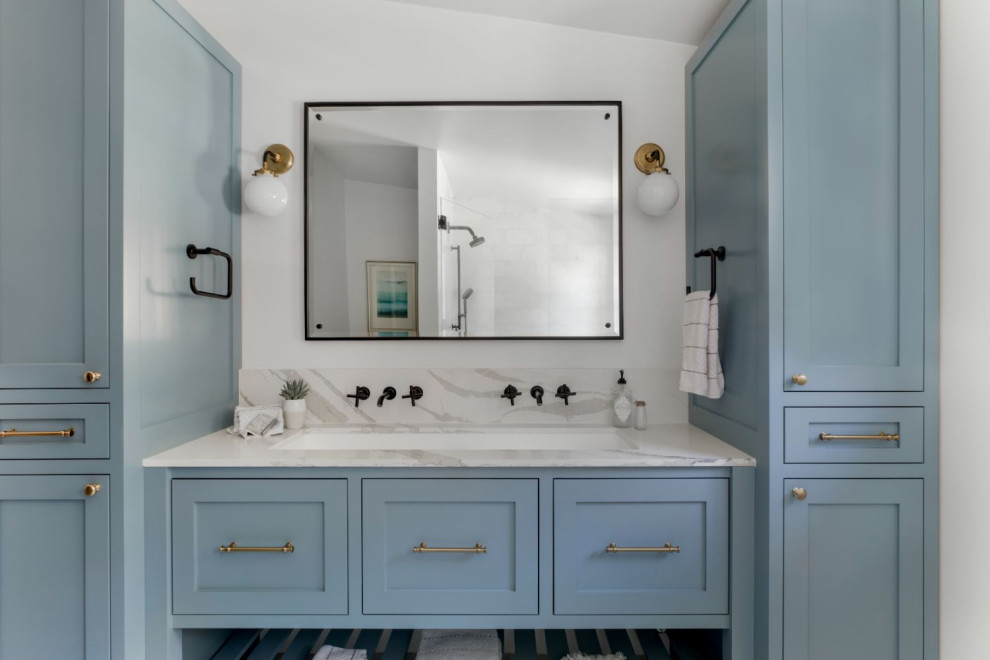 На фото: главная ванная комната среднего размера в стиле кантри с фасадами в стиле шейкер, синими фасадами, душевой комнатой, белыми стенами, полом из керамической плитки, врезной раковиной, мраморной столешницей, белым полом, душем с распашными дверями, белой столешницей, тумбой под две раковины и встроенной тумбой