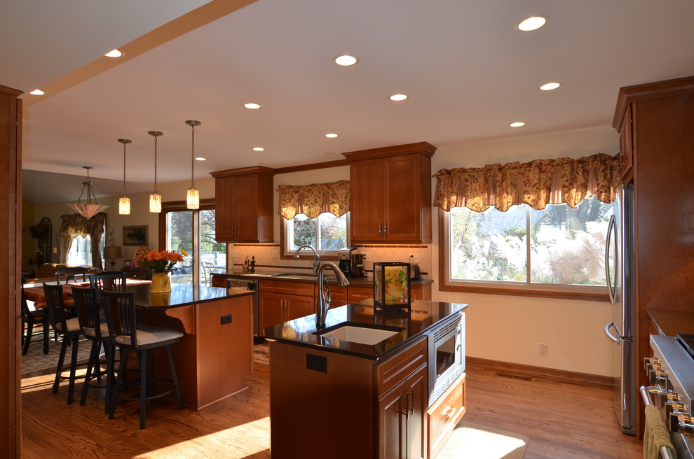 Example of a transitional kitchen design in Chicago
