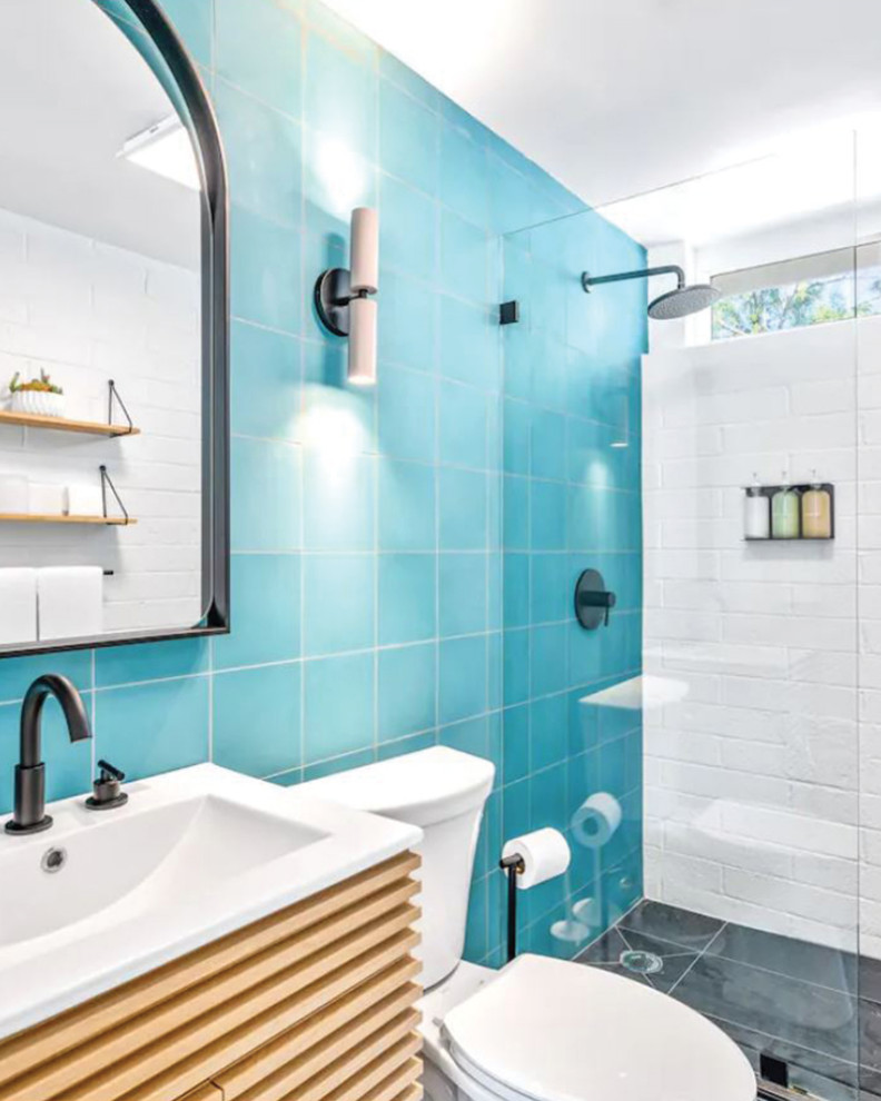 Exemple d'une salle de bain rétro en bois brun avec un placard en trompe-l'oeil, une douche ouverte, un carrelage bleu, des carreaux de béton, un mur blanc, un sol en ardoise, un lavabo intégré, un plan de toilette en quartz modifié, un sol noir, aucune cabine, un plan de toilette blanc, meuble simple vasque, meuble-lavabo sur pied et un mur en parement de brique.
