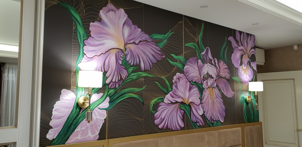Роспись стен в интерьере .Ирисы для спальни