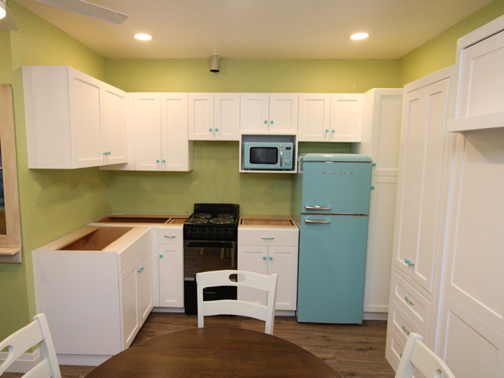 Custom Modern Kitchen with Shaker Doors and Specialty Hardware