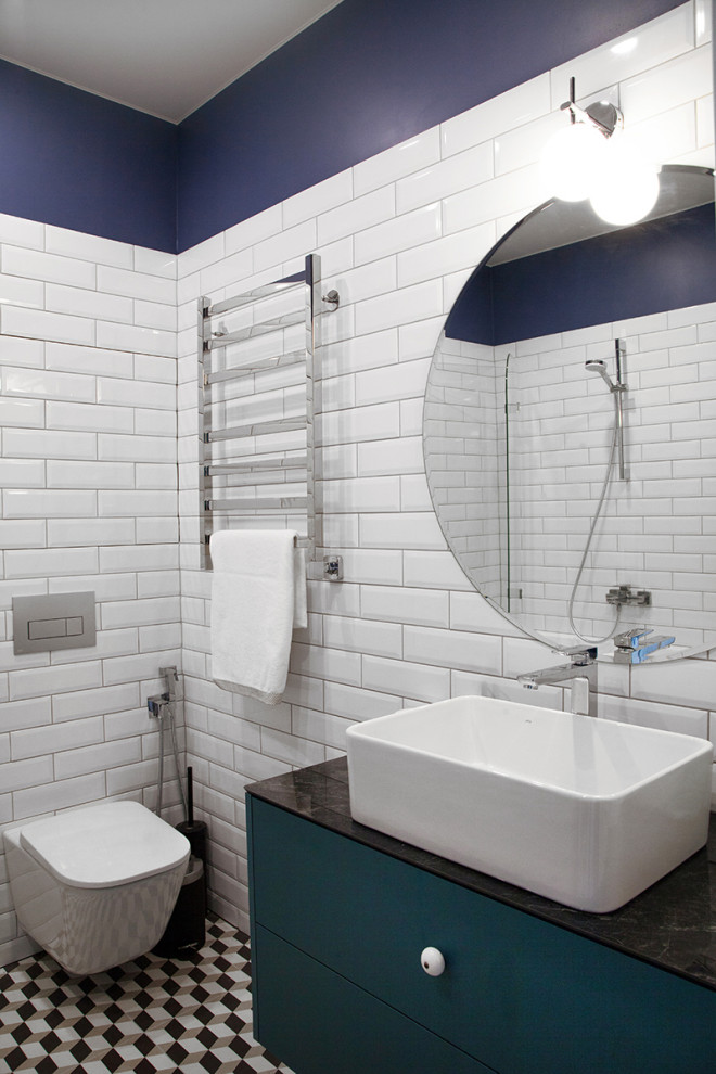 На фото: главная ванная комната среднего размера в скандинавском стиле с плоскими фасадами, бирюзовыми фасадами, белой плиткой, столешницей из искусственного кварца, коричневой столешницей, тумбой под одну раковину и подвесной тумбой с